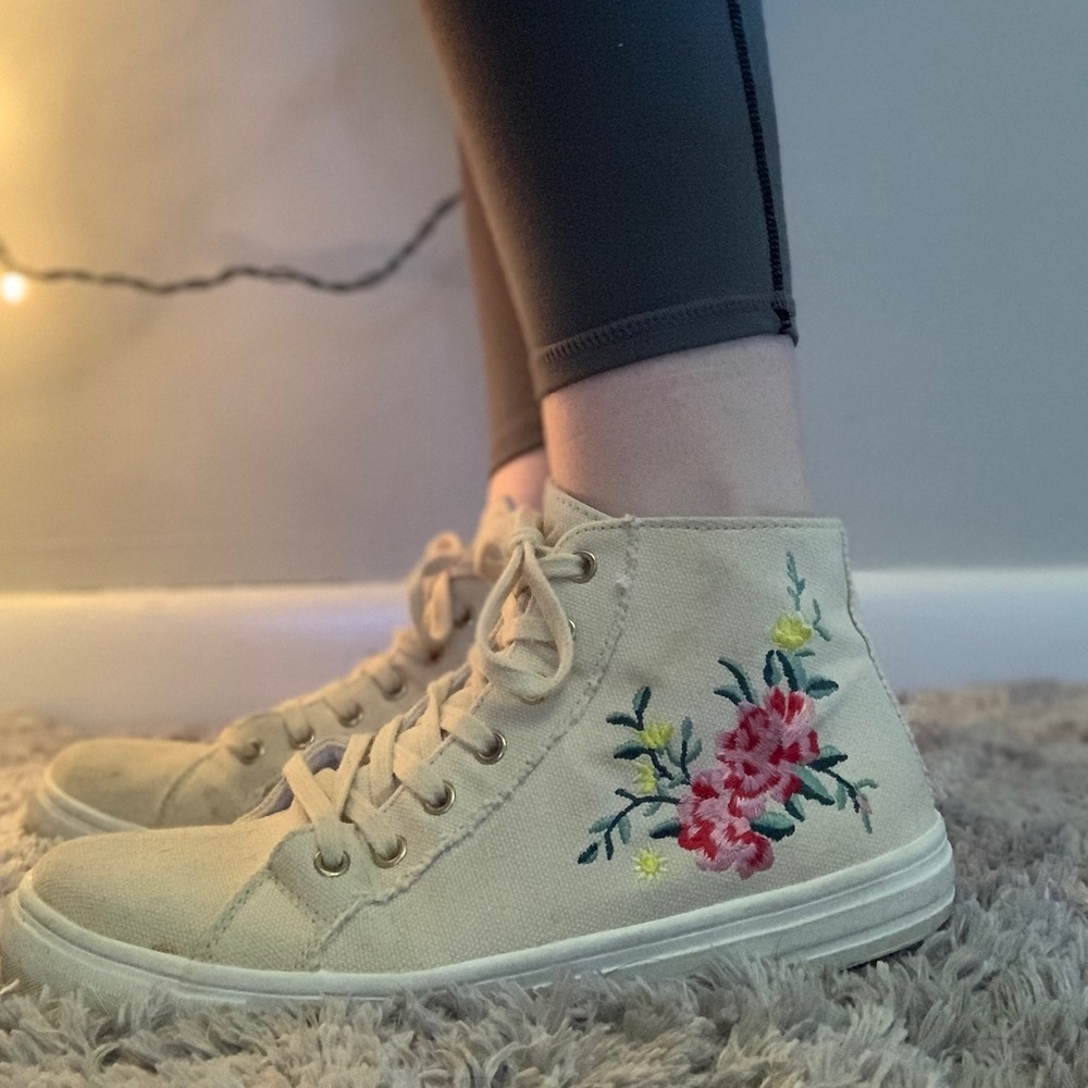 Embroidered fashion midtop sneaker